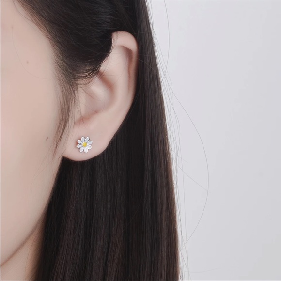 Dainty Bee + Flower Asymmetric Stud Earrings - Picture 4 of 5